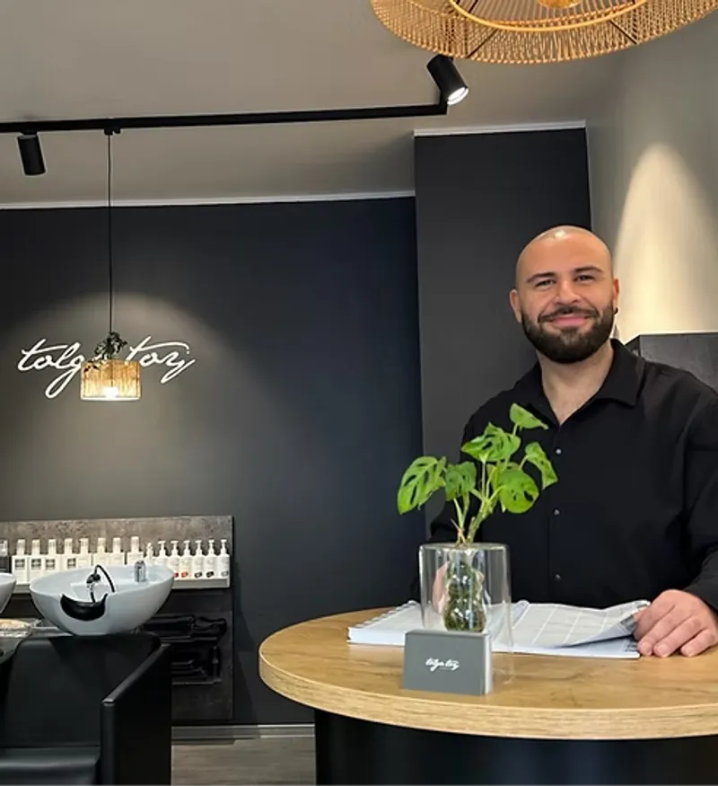 Tolga Toy in seinem Salon in Düsseldorf-Unterbilk