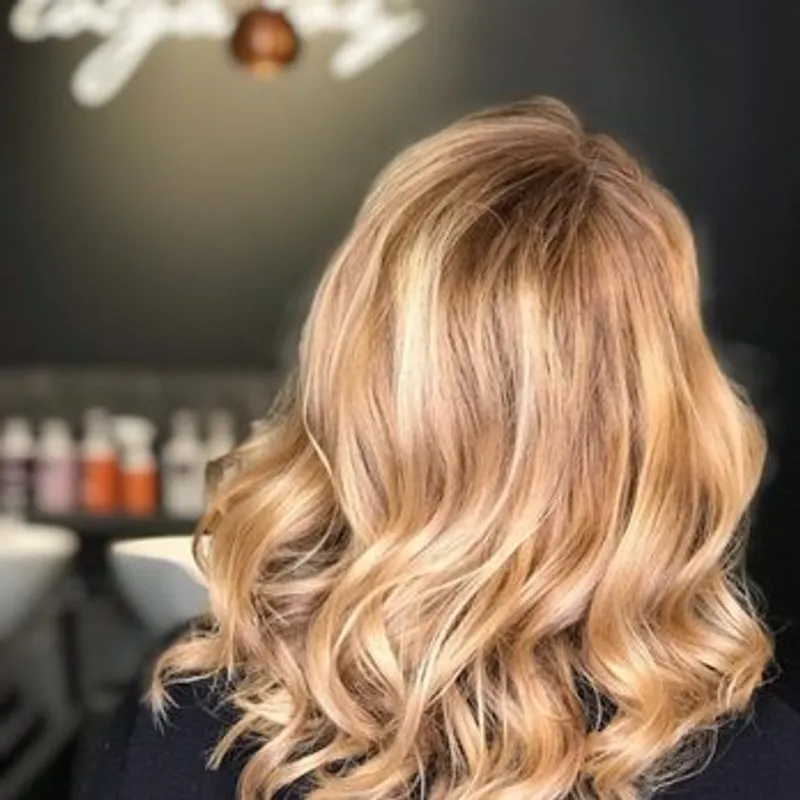 Extensions & Haarverdichtung bei Tolga Toy Hairdesign in Düsseldorf